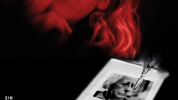 Das Filmplakat für „Schlamassel“ zeigt eine rauchende Frau im roten Licht.