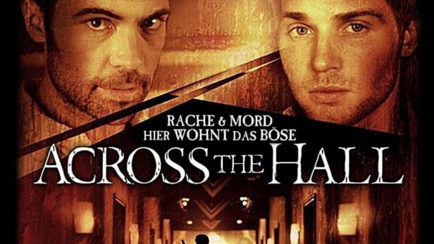 Das Filmplakat für „Across the Hall“ zeigt drei Personen und einen Mann mit einer Waffe in einem Flur.