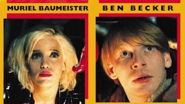 Das Cover des Films „Alles nur Tarnung“ mit Mario Adorf, Elke Sommer, Muriel Baumeister und Ben Becker.