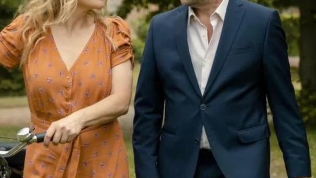 Ein Mann im Anzug und eine Frau mit einem Fahrrad, vermutlich eine Szene aus „Dünstersee“.