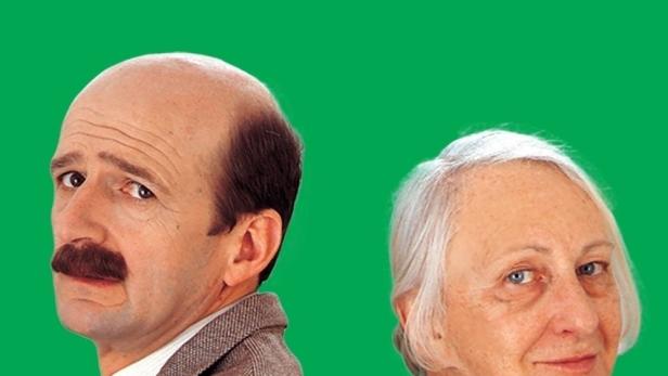 Das Filmplakat für „Mutter & Sohn“ zeigt eine Mutter und ihren Sohn, Rücken an Rücken.