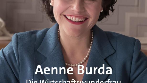 Aenne Burda, die „Wirtschaftswunderfrau“, lächelt und schreibt in ein Notizbuch.