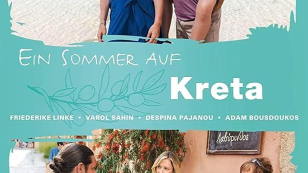 Das Filmplakat für „Ein Sommer auf Kreta“ zeigt eine Familie am Strand und drei Personen in einem Café.