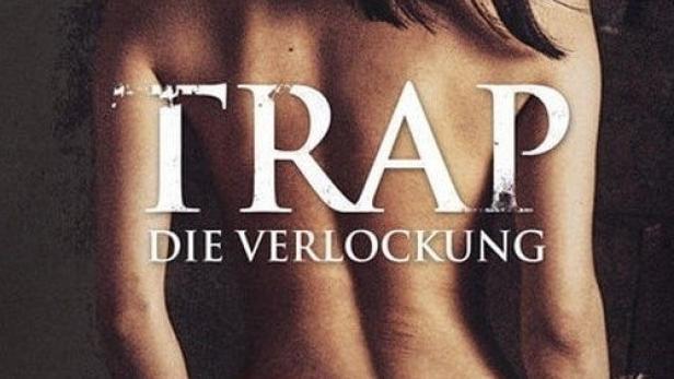 Das Filmplakat für „Trap – Die Verlockung“ zeigt eine Frau von hinten, bekleidet mit einem Fellrock.
