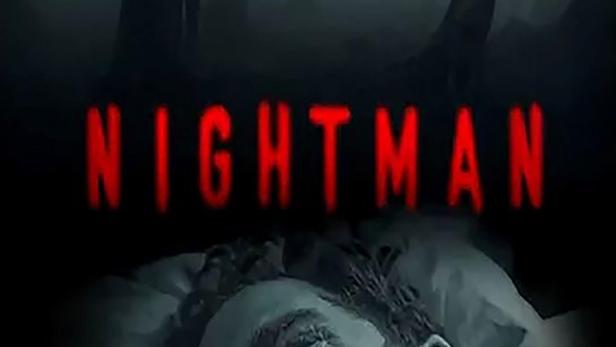 Ein Mann hat einen Albtraum, während eine unheimliche Gestalt im Wald steht.