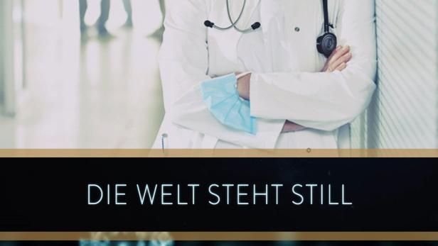 Eine Ärztin mit Stethoskop lehnt an einer Wand in einem Krankenhausflur.