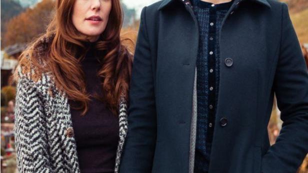 Zwei Frauen stehen vor einer Bergkulisse, möglicherweise eine Szene aus „Die Tote aus der Schlucht“.