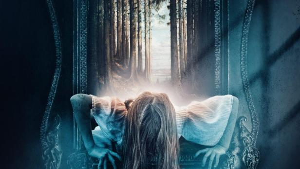 Das Filmplakat für „The Painted – Abbild der Dunkelheit“ zeigt ein Mädchen, das aus einem Spiegel kriecht.