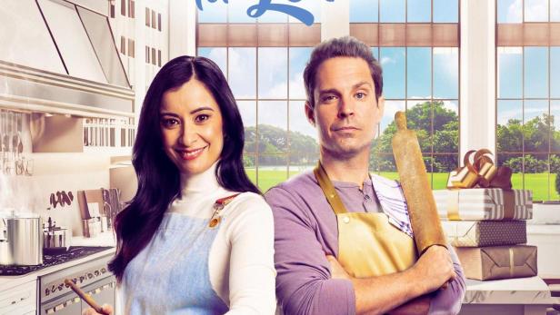 Das Filmplakat für „A Royal Recipe for Love“ zeigt zwei Köche in einer Küche.