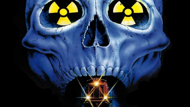 Das Filmplakat für „Death Train“ zeigt einen Totenkopf mit Atomzeichen in den Augen und einen Zug im Mund.