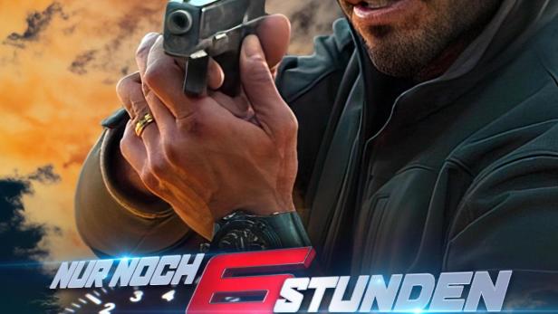 Ein Mann zielt mit einer Pistole vor dem Hintergrund eines Actionfilms mit schnellen Autos und einem Hubschrauber.