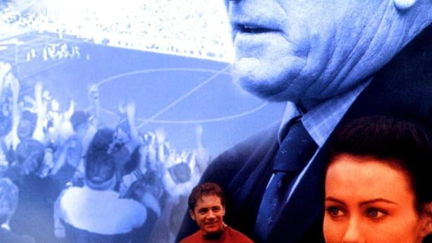 Das Filmplakat für „A Shot at Glory“ zeigt einen Trainer, einen Spieler und eine Frau vor einem Fußballstadion.