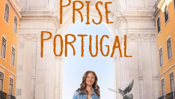 Eine Frau mit einem Korb voller Lebensmittel vor dem Triumphbogen in Lissabon, Titel „Eine Prise Portugal“.