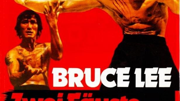 Das Filmplakat für „Zwei Fäuste wie ein Orkan“ mit Bruce Lee in Kampfpose.