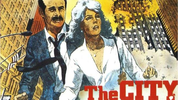 Ein Mann und eine Frau vor einer zerstörten Stadt, Titel „The City Killer“.