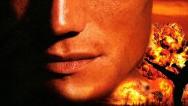 Das Filmplakat für „Cover Up“ zeigt das Gesicht eines Mannes vor einer Explosion.