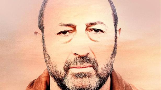 Das Filmplakat für „La Part du Soupçon“ zeigt das Porträt eines Mannes.