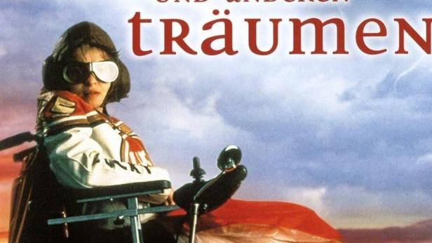 Das Filmplakat für „Vom Fliegen und anderen Träumen“ zeigt ein Mädchen im Rollstuhl vor einem Sonnenuntergang.