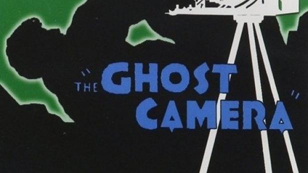 Das Filmplakat für „The Ghost Camera“ zeigt eine stilisierte Szene mit einer alten Kamera.