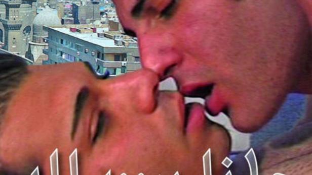 Das Filmplakat für „All My Life“ zeigt zwei Männer, die sich vor einer Stadtsilhouette küssen.