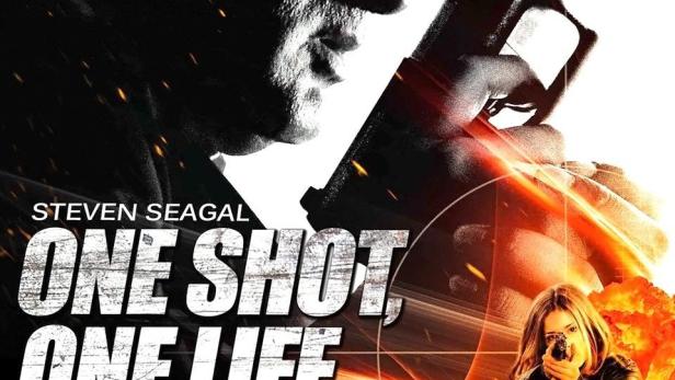 Das Filmplakat für „One Shot, One Life“ mit Steven Seagal und bewaffneten Personen vor einer Explosion.