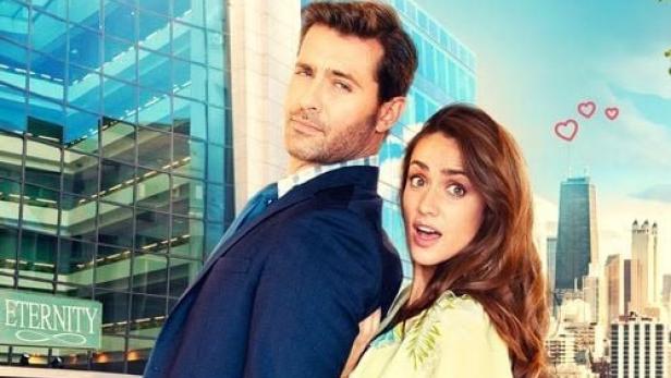 Das Filmplakat für „Das perfekte Date“ zeigt ein Paar vor einer Skyline.