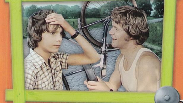 Das Cover des Kinderbuchs „Alwin auf der Landstraße“ von Bernd Wolff zeigt zwei Jungen mit Fahrrädern.