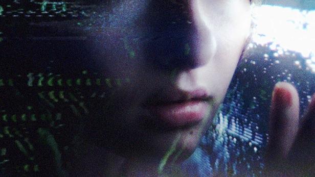 Das Filmplakat für „The Unheard“ zeigt das Gesicht einer jungen Frau mit digitalen Störungen.