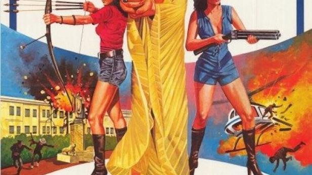 Das Filmplakat zu „Cleopatra Wong: Die Unüberwindliche“ zeigt Marrie Lee mit zwei weiteren Frauen, die Waffen tragen.