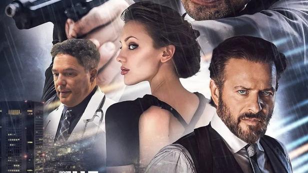 Das Filmplakat für „The Bouncer“ zeigt einen Mann mit einer Waffe, eine Frau und zwei weitere Männer vor einer Stadtkulisse.