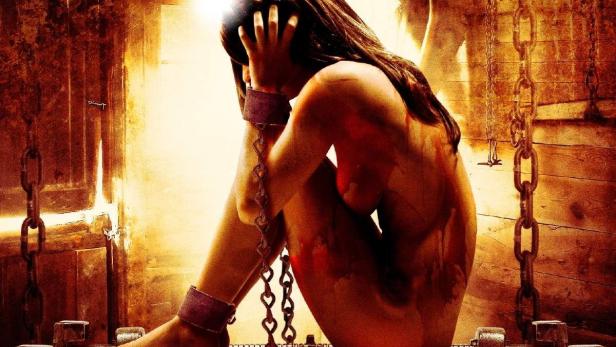 Das Filmplakat für „Invitation Only“ zeigt eine gefesselte Frau in einer Folterkammer.