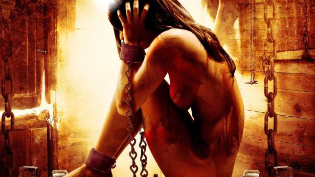 Das Filmplakat für „Invitation Only“ zeigt eine gefesselte Frau auf einer Folterbank.