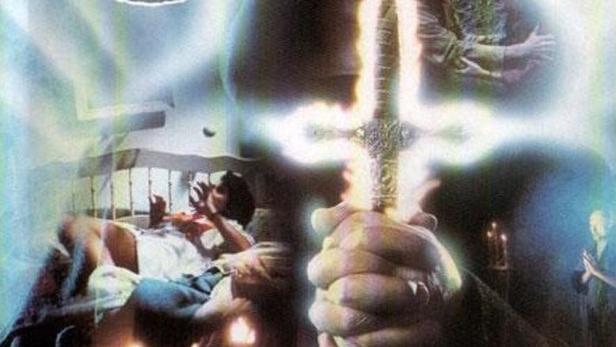 Das Cover des Films „Evil Altar“ zeigt eine Person mit einem leuchtenden Schwert.