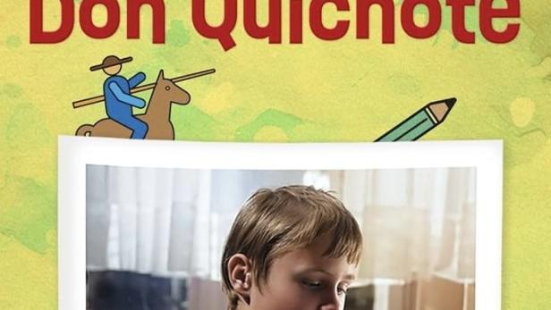 Ein Junge spielt mit einer Marionette vor dem Hintergrund des Covers von „Ich bin nicht Don Quichote“.