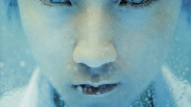 Das Filmplakat für „Kamen Gakuen“ zeigt das Gesicht eines jungen Mannes vor blauem Hintergrund.