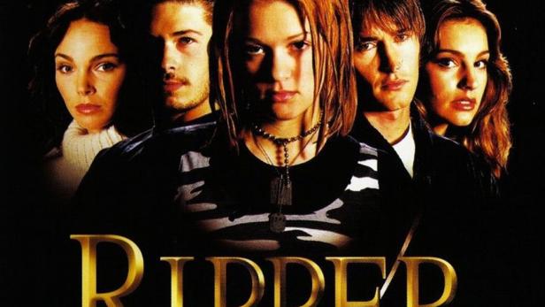 Das Filmplakat für „Ripper: Letter From Hell“ zeigt eine Gruppe junger Leute und ein Gesicht im Hintergrund.