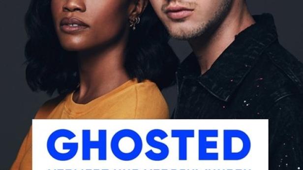 Das Filmplakat für „Ghosted: Verliebt und Verschwunden“ zeigt zwei Hauptdarsteller vor grauem Hintergrund.