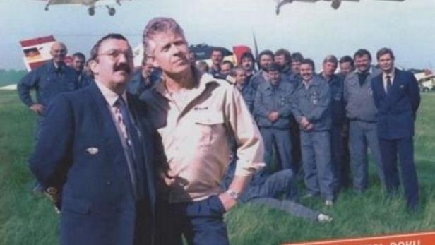 Das DVD-Cover der Fernsehserie „Flugstaffel Meinecke“ zeigt die Besetzung vor Flugzeugen.