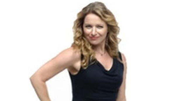 Das Filmplakat für „Triple Ex“ zeigt eine Frau in einem schwarzen Kleid.