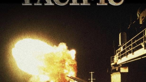 Ein Kriegsschiff feuert im Pazifik eine Breitseite ab.