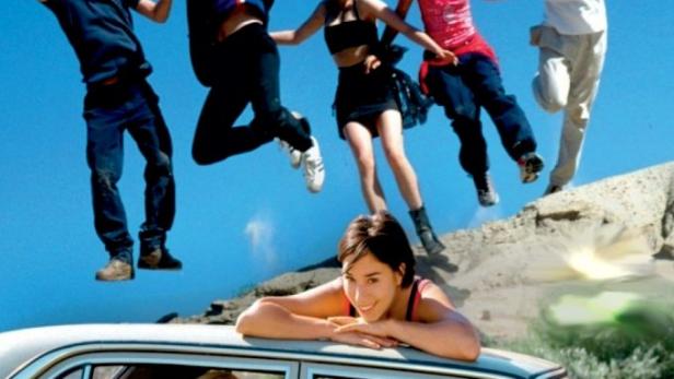 Das Cover des Films „Die Schule am See“ zeigt eine Gruppe junger Leute, die springen oder aus einem Auto schauen.