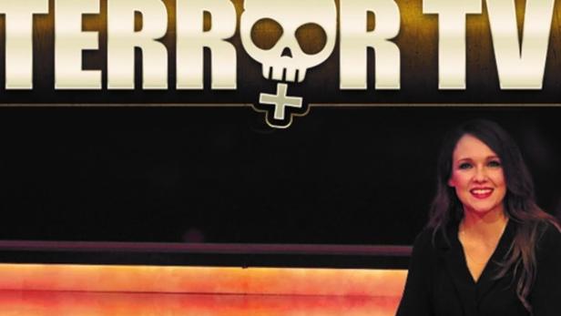 Carolin Kebekus sitzt auf der Bühne von „Pussy Terror TV“.