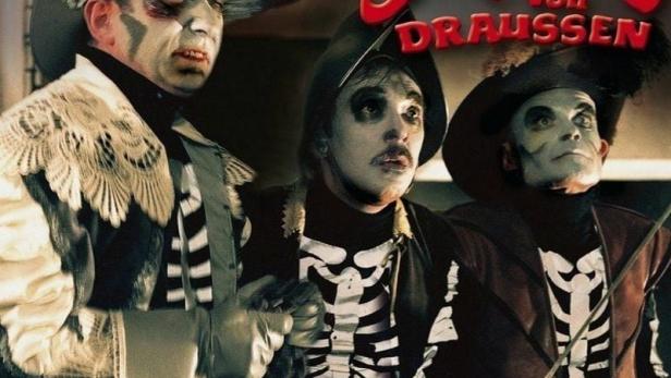 Das Cover der DVD „Spuk von Draussen“ mit drei verkleideten Schauspielern.