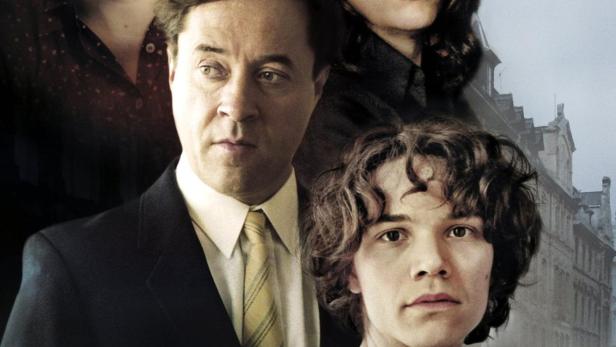 Das Filmplakat für „Der Turm“ zeigt vier Personen vor einer Stadtkulisse.