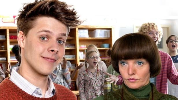 Das Filmplakat für „Mees Kees de Serie“ zeigt zwei Lehrer und eine Klasse im Hintergrund.
