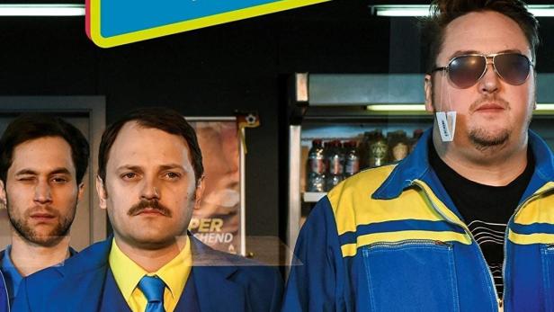 Das Cover der ersten Staffel der deutschen Comedy-Serie „Tanken“ auf ZDF Neo mit drei Tankstellenmitarbeitern.