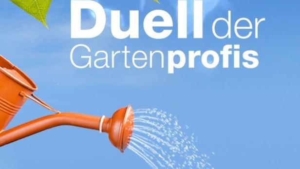 Eine orangefarbene Gießkanne bewässert eine grüne Hecke unter blauem Himmel. Im Vordergrund steht der Titel „Duell der Gartenprofis“.