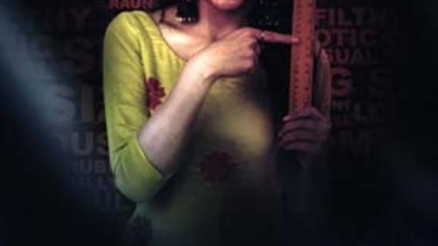 Das Cover von „Size Matters“ zeigt eine Frau, die auf ein Lineal zeigt.