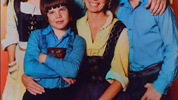 Das Ensemble des Films „Swiss Family Robinson“ posiert für ein Werbebild.