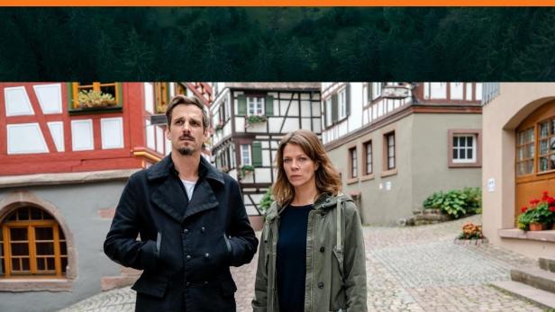 Zwei Kommissare stehen vor Fachwerkhäusern im „Schwarzwaldkrimi“.